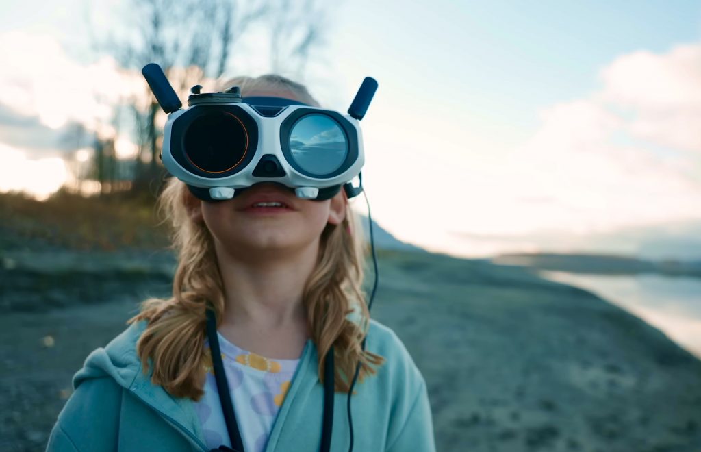 niña con gafas fpv del antigravity a1 volando dron sin saber