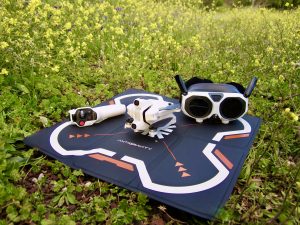 imagen del dron antigravity A1 en un entorno de campo