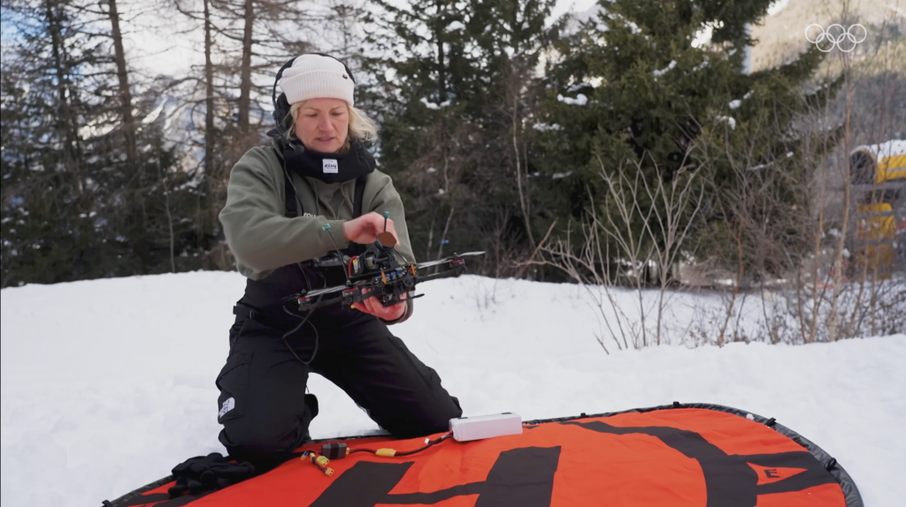 piloto en Preparación drone FPV para grabación en los juegos olímpicos de invierno de milano cortina 2026